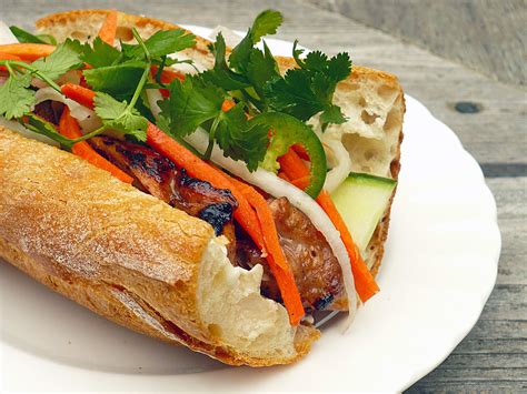  Bánh mì Lạc Mộc - Một Siêu Phẩm Hoạt Hình Chứa Đầy Biểu Tượng